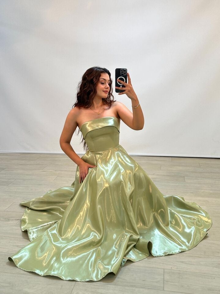 Stella Hologram Saten Straplez Fıstık Yeşili Renk Abiye Elbise