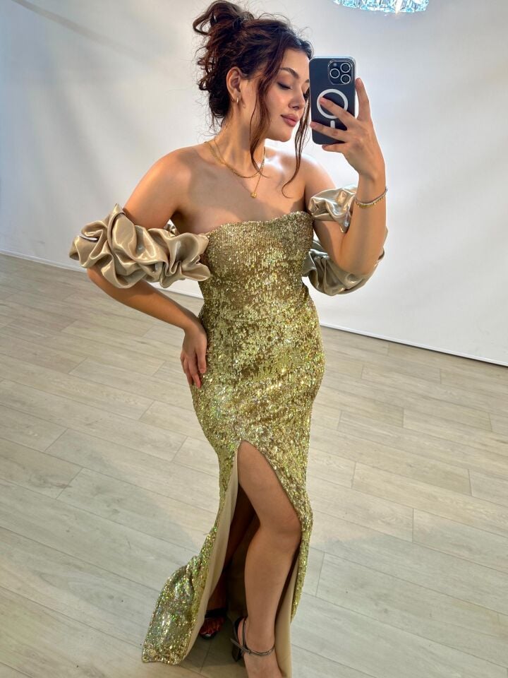 Azur Saten Kollu Full Payetli Yırtmaçlı Altın Renkli Abiye Elbise 42