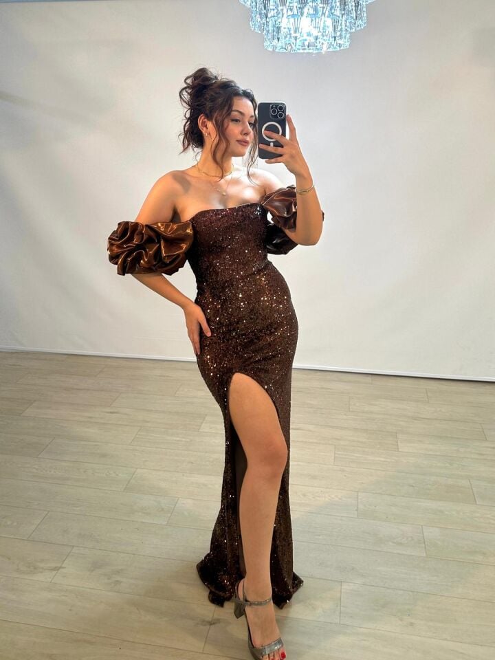 Azur Saten Kollu Full Payetli Yırtmaçlı Kahverengi Renkli Abiye Elbise 36