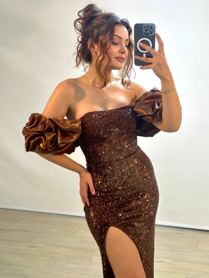 Azur Saten Kollu Full Payetli Yırtmaçlı Kahverengi Renkli Abiye Elbise