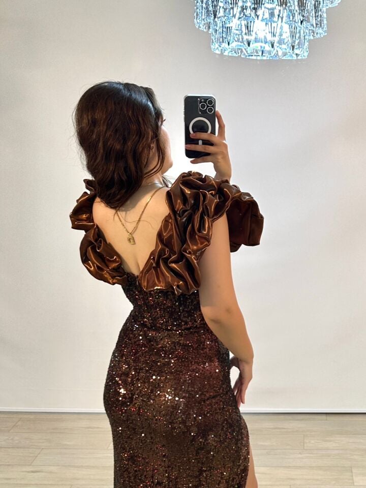 Azur Saten Kollu Full Payetli Yırtmaçlı Kahverengi Renkli Abiye Elbise