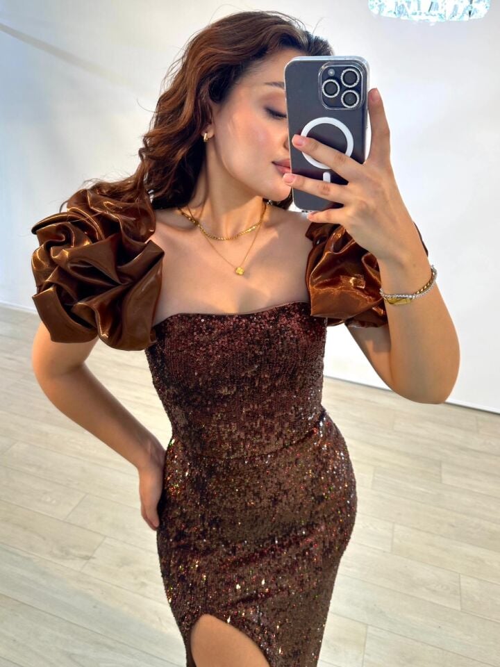 Azur Saten Kollu Full Payetli Yırtmaçlı Kahverengi Renkli Abiye Elbise