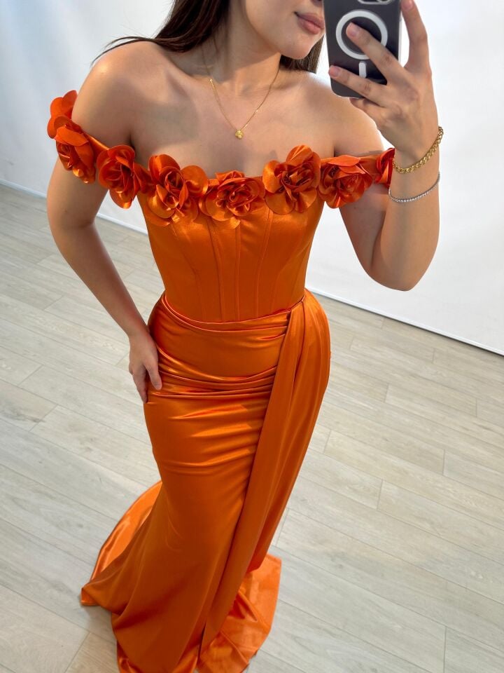Daisy Çiçek Detaylı Saten Korseli Turuncu Renk Balık Model Abiye Elbise