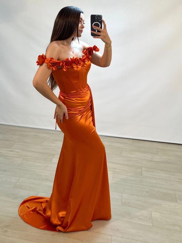 Daisy Çiçek Detaylı Saten Korseli Turuncu Renk Balık Model Abiye Elbise