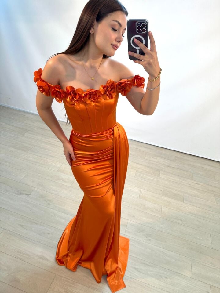 Daisy Çiçek Detaylı Saten Korseli Turuncu Renk Balık Model Abiye Elbise