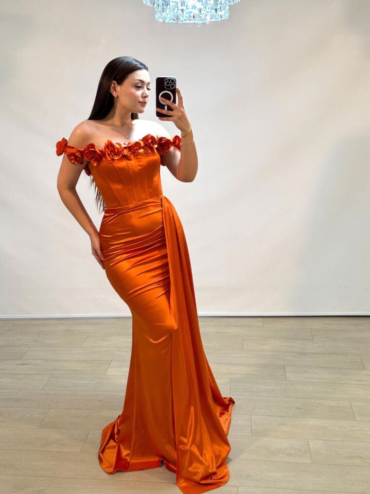Daisy Çiçek Detaylı Saten Korseli Turuncu Renk Balık Model Abiye Elbise