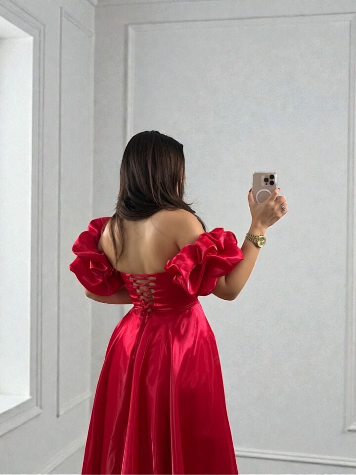 Nora Balon Kollu Parlak Saten Yırtmaçlı Kırmızı Abiye Elbise