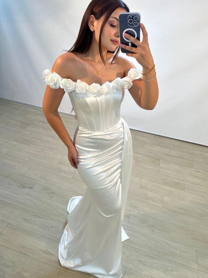 Daisy Çiçek Detaylı Saten Korseli Beyaz Balık Model Abiye Elbise