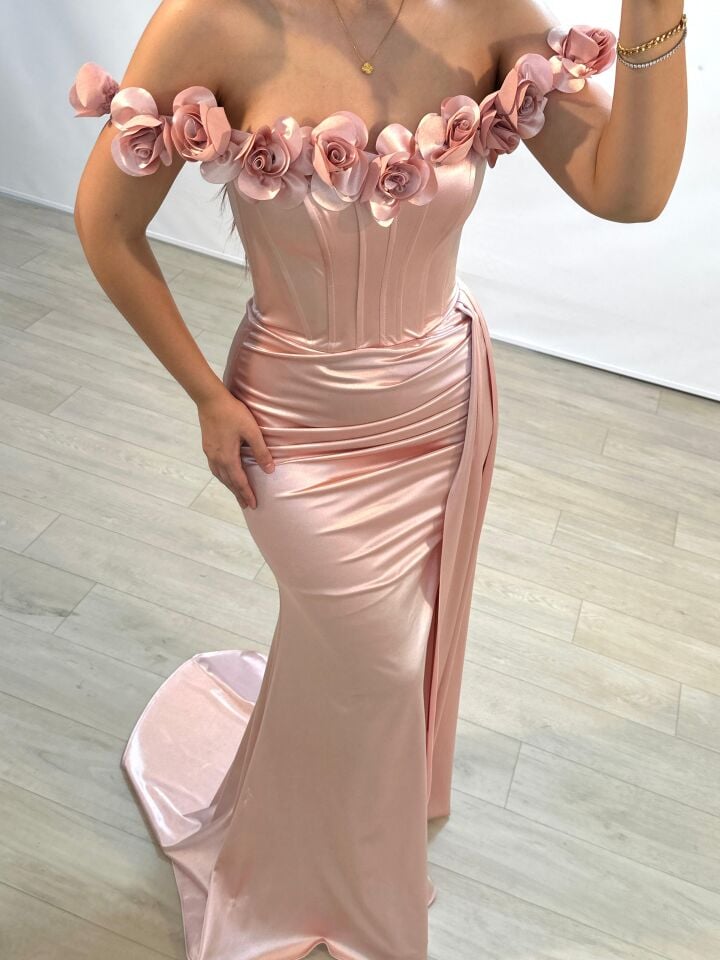 Daisy Çiçek Detaylı Saten Korseli Pudra Pembe Balık Model Abiye Elbise