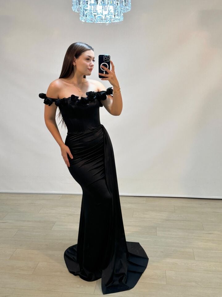 Daisy Çiçek Detaylı Saten Korseli Siyah Balık Model Abiye Elbise