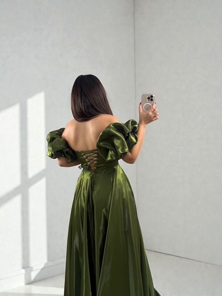 Nora Balon Kollu Parlak Saten Yırtmaçlı Yeşil Abiye Elbise