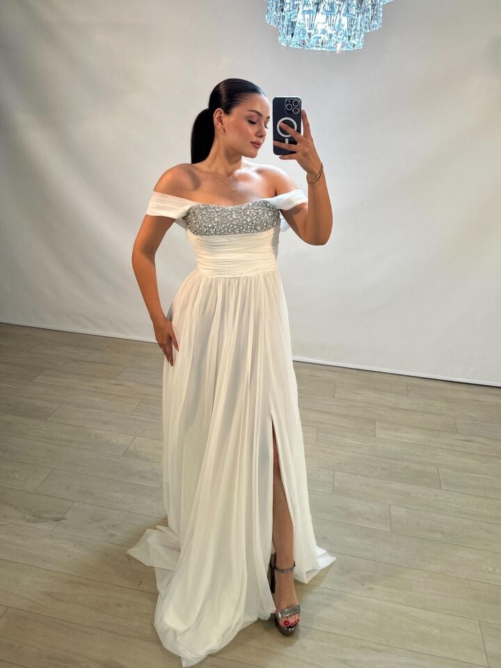 Glorya Göğsü Taş İşlemeli Şifon Kumaşlı Yırtmaçlı Beyaz Abiye Elbise