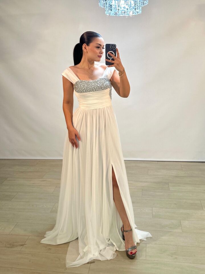 Glorya Göğsü Taş İşlemeli Şifon Kumaşlı Yırtmaçlı Beyaz Abiye Elbise 40