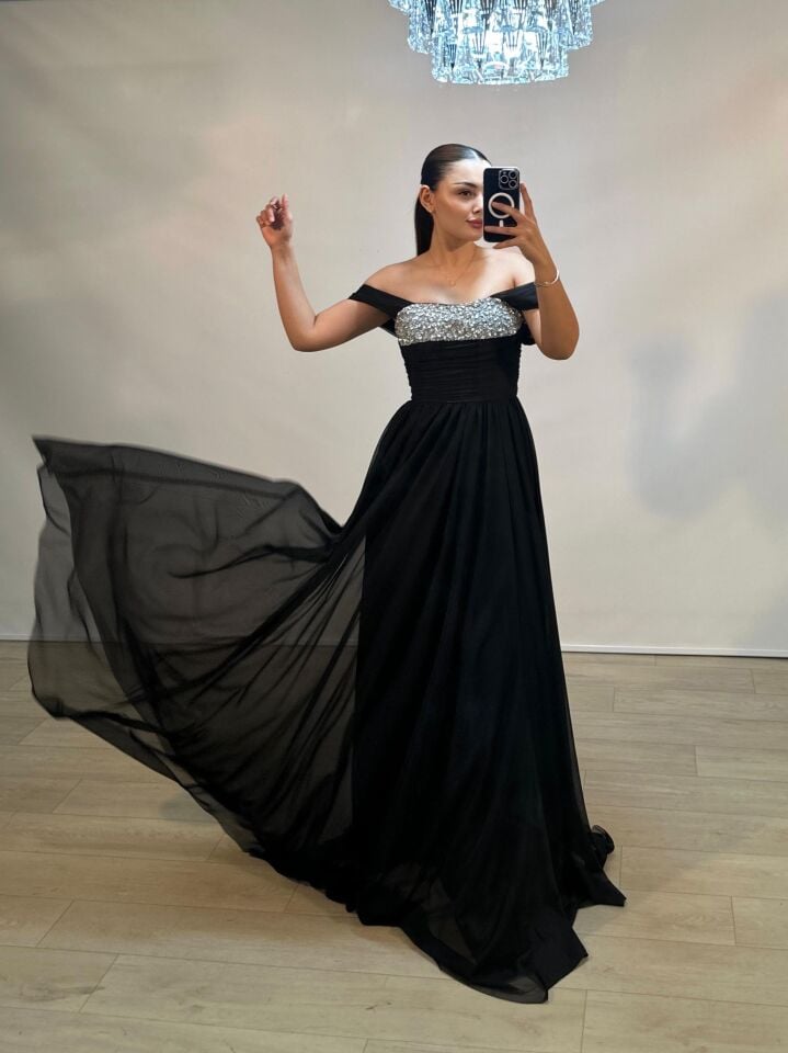 Glorya Göğsü Taş İşlemeli Şifon Kumaşlı Yırtmaçlı Siyah Abiye Elbise 40