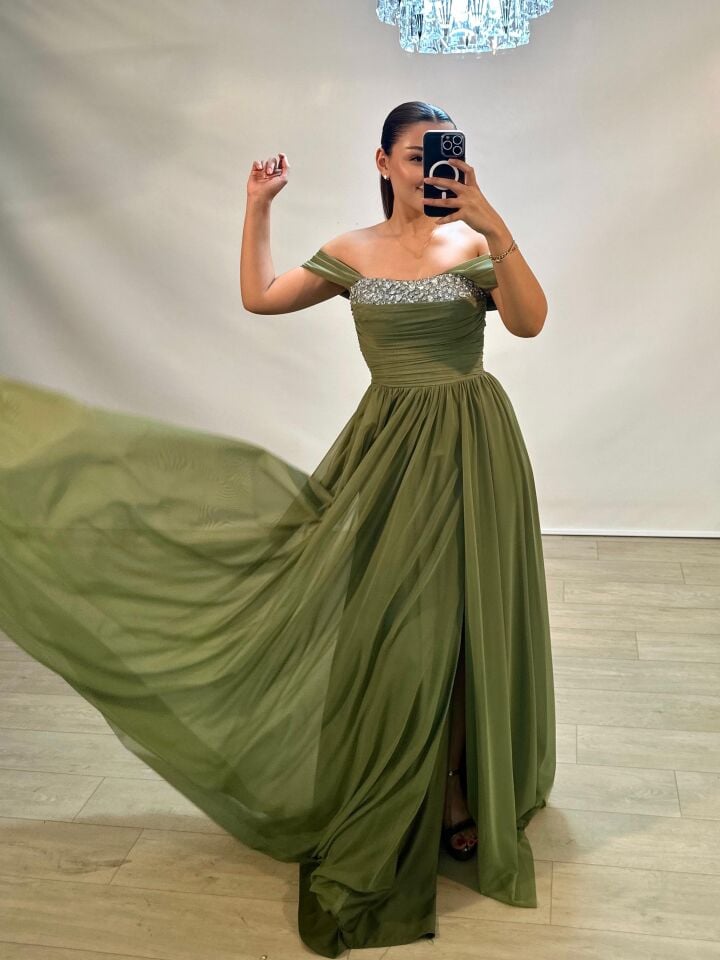 Glorya Göğsü Taş İşlemeli Şifon Kumaşlı Yırtmaçlı Yeşil Renk Abiye Elbise 36