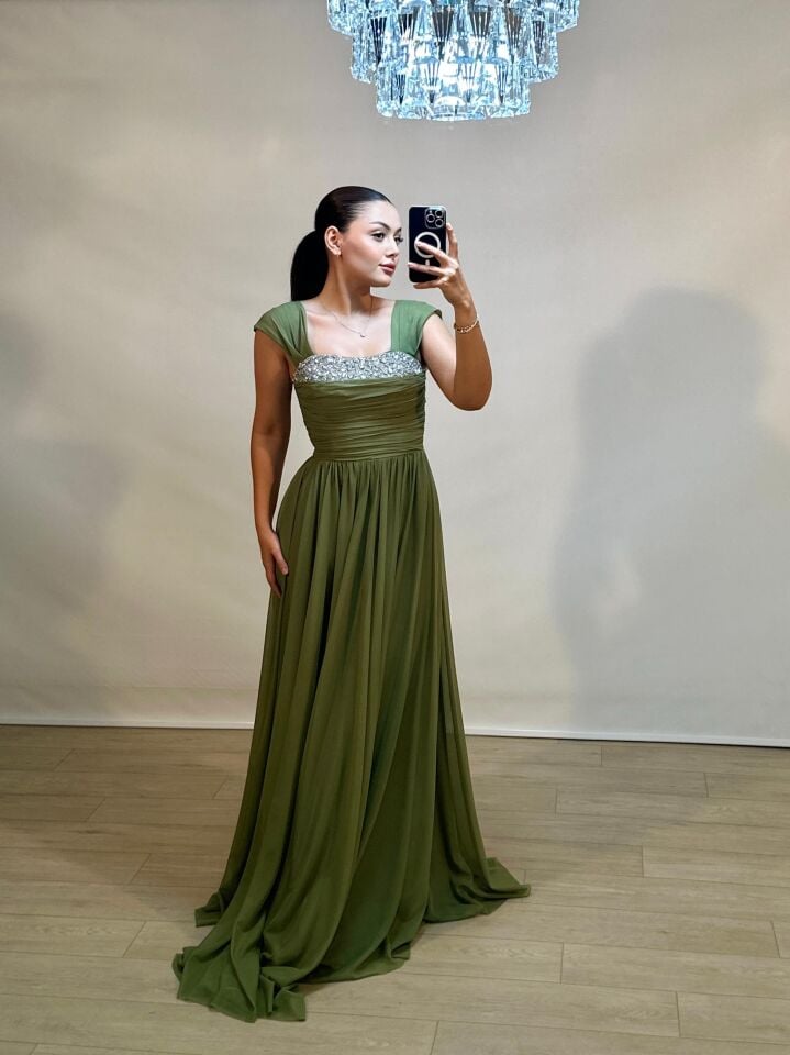 Glorya Göğsü Taş İşlemeli Şifon Kumaşlı Yırtmaçlı Yeşil Renk Abiye Elbise