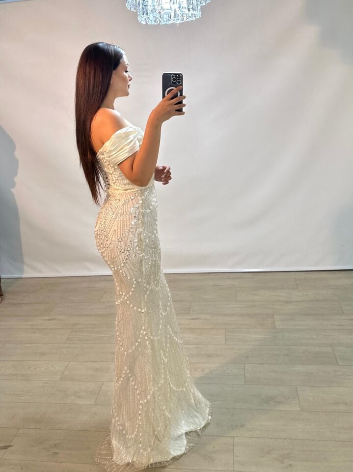 Divor Boncuk Ve Payet İşlemeli Saten Düşük Kollu Kırık Beyaz Abiye Elbise 44