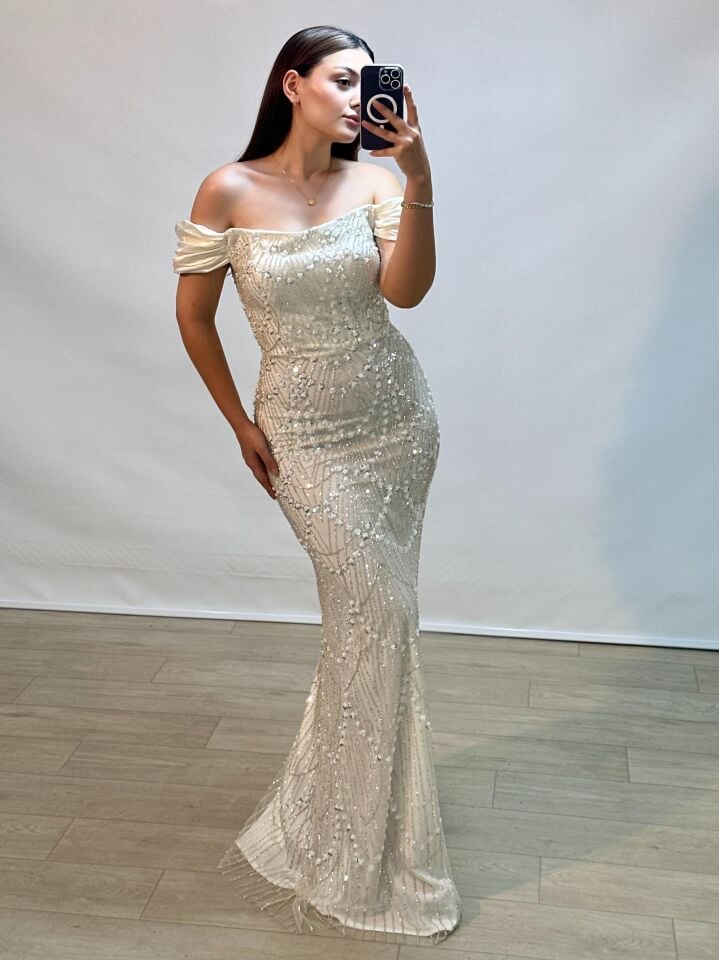 Divor Boncuk Ve Payet İşlemeli Saten Düşük Kollu Kırık Beyaz Abiye Elbise 44