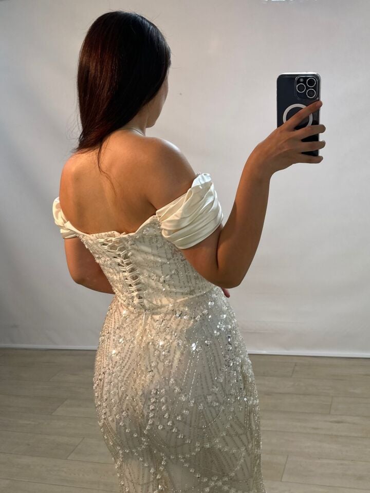 Divor Boncuk Ve Payet İşlemeli Saten Düşük Kollu Kırık Beyaz Abiye Elbise 38