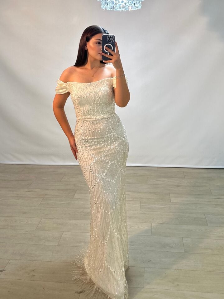 Divor Boncuk Ve Payet İşlemeli Saten Düşük Kollu Kırık Beyaz Abiye Elbise 38