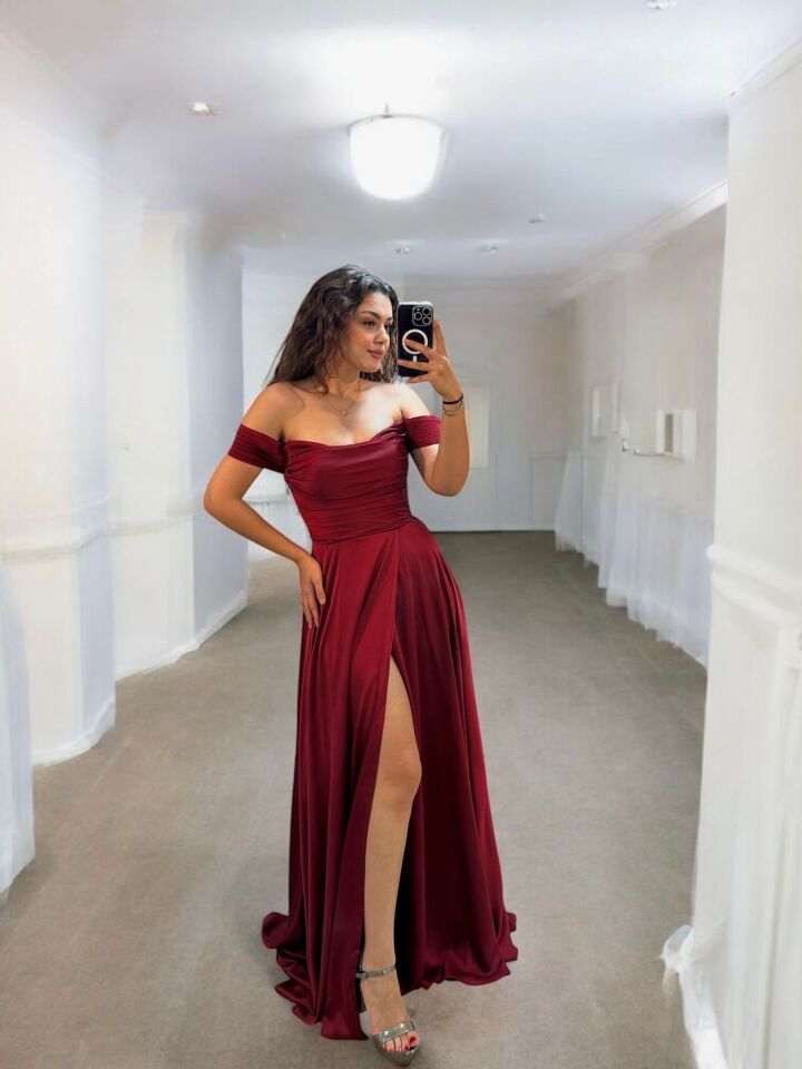 Nuvya Akıcı Saten Düşük Omuzlu Bordo Yırtmaçlı Abiye Elbise 50