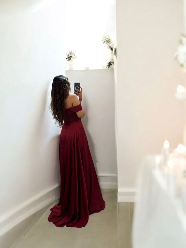 Nuvya Akıcı Saten Düşük Omuzlu Bordo Yırtmaçlı Abiye Elbise 46