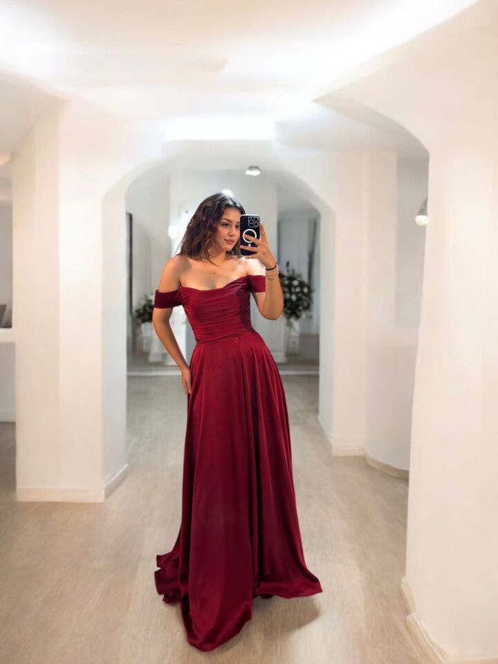 Nuvya Akıcı Saten Düşük Omuzlu Bordo Yırtmaçlı Abiye Elbise 42