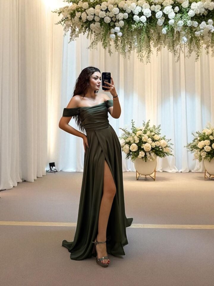 Nuvya Akıcı Saten Düşük Omuzlu Yeşil Renk Yırtmaçlı Abiye Elbise 44