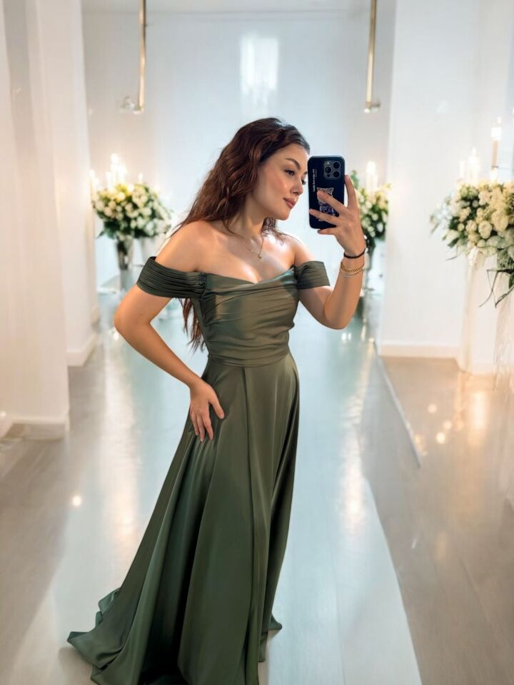 Nuvya Akıcı Saten Düşük Omuzlu Yeşil Renk Yırtmaçlı Abiye Elbise 50