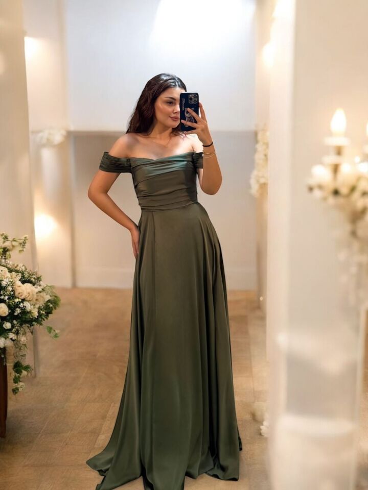 Nuvya Akıcı Saten Düşük Omuzlu Yeşil Renk Yırtmaçlı Abiye Elbise 44