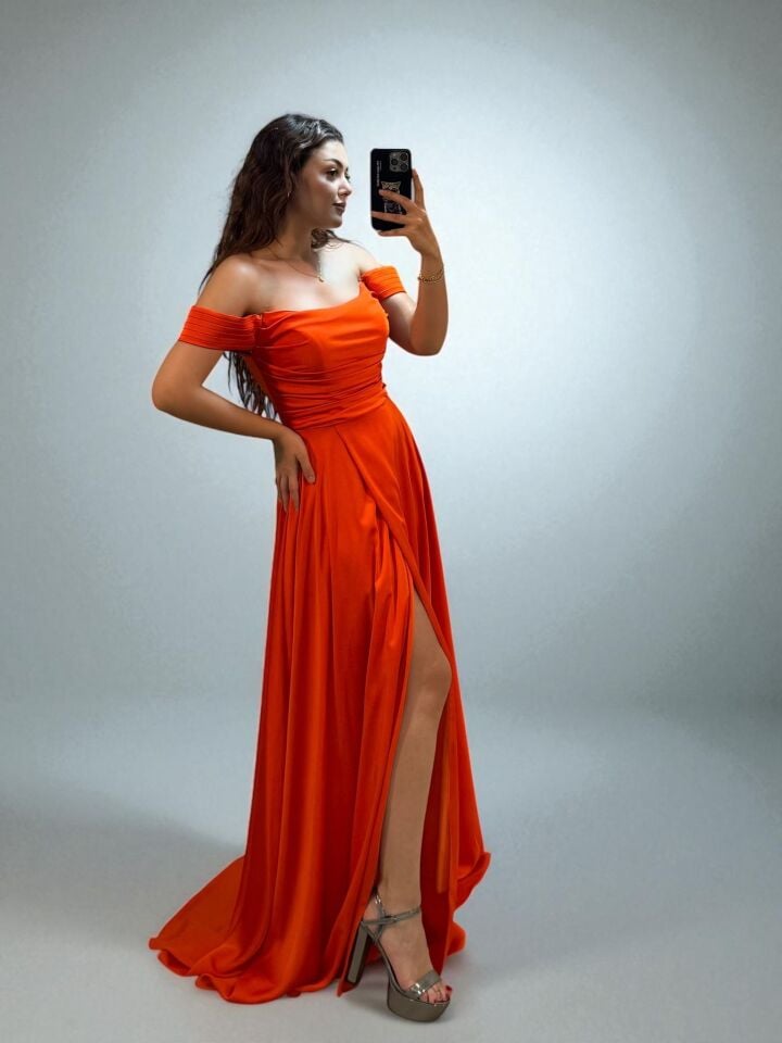Nuvya Akıcı Saten Düşük Omuzlu Turuncu Renk Yırtmaçlı Abiye Elbise 36