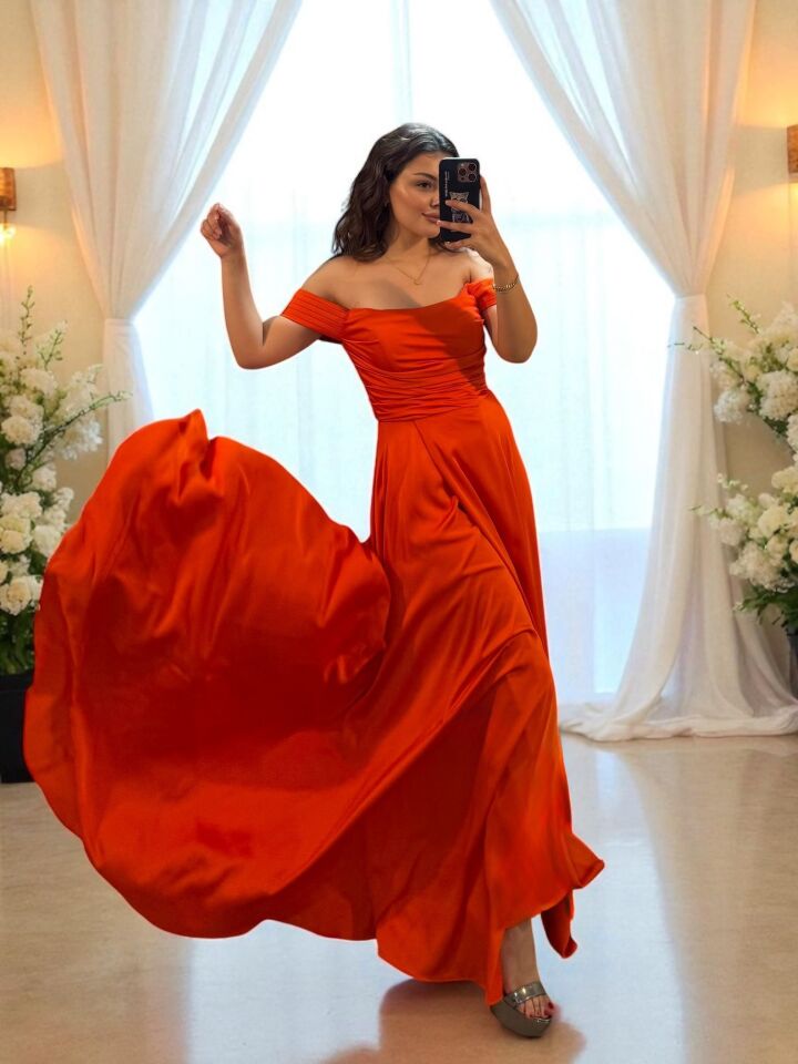 Nuvya Akıcı Saten Düşük Omuzlu Turuncu Renk Yırtmaçlı Abiye Elbise 36