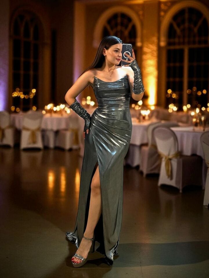 Liva Parlak Kumaşlı Gümüş Renk Abiye Elbise