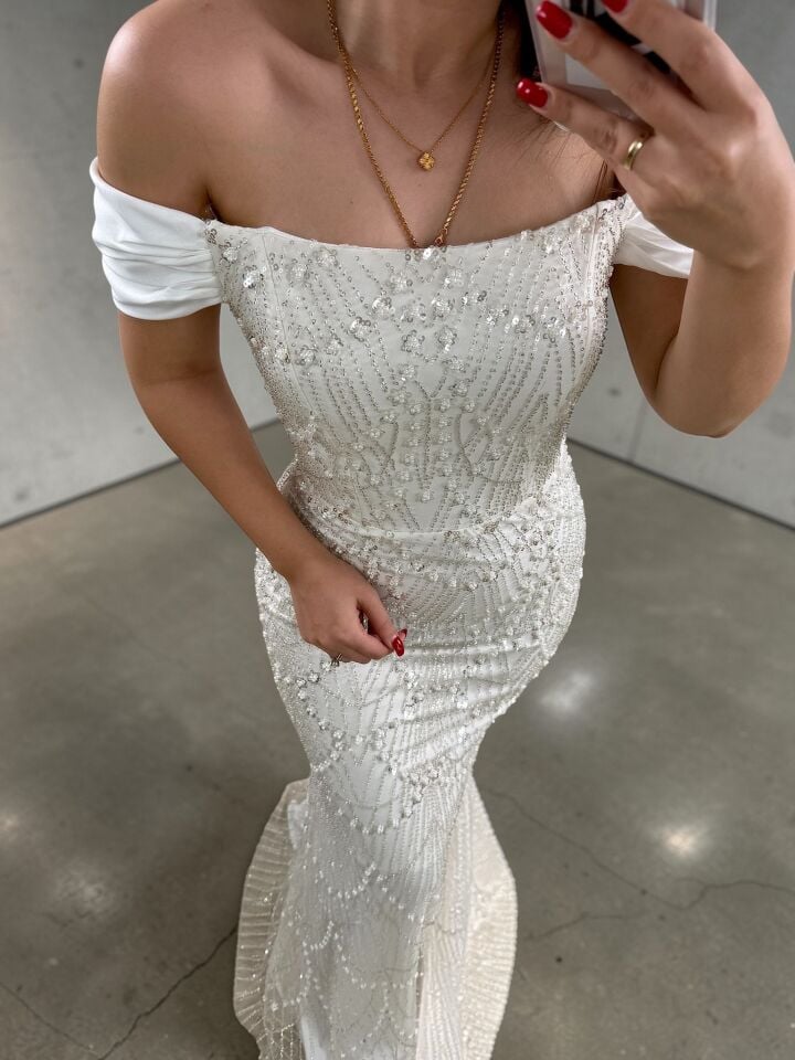 Divor Boncuk Ve Payet İşlemeli Düşük Kollu Kırık Beyaz Abiye Elbise 36