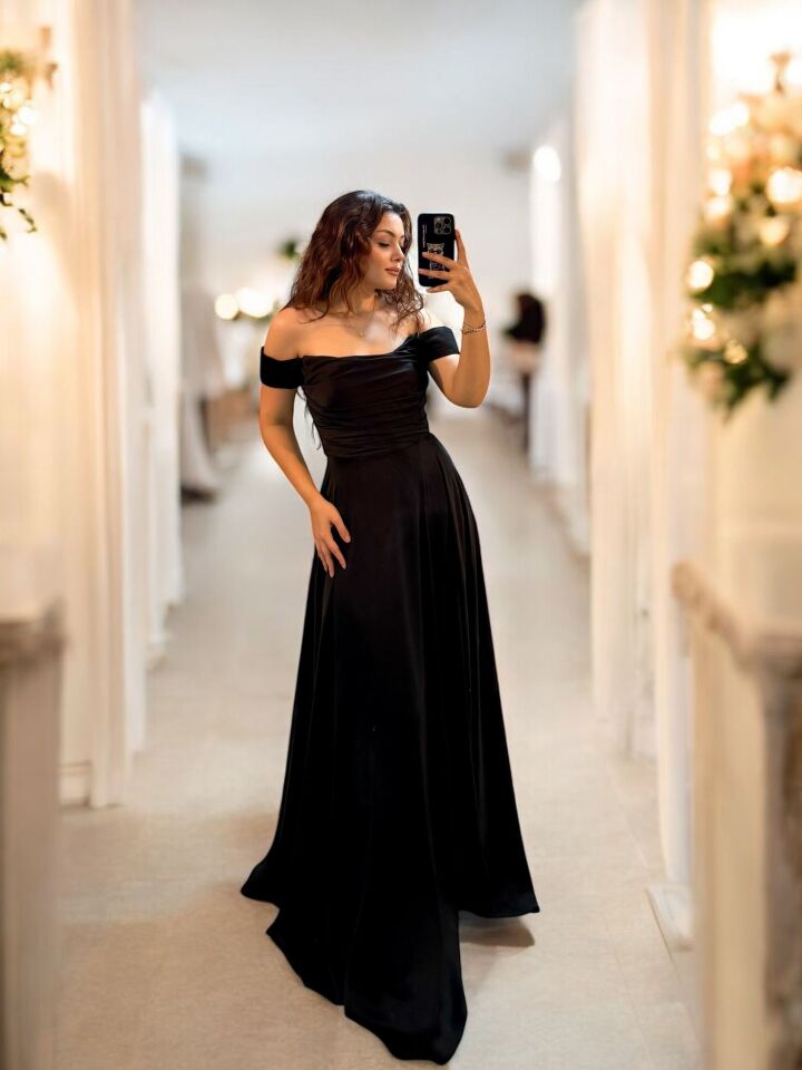 Nuvya Akıcı Saten Düşük Omuzlu Siyah Renk Yırtmaçlı Abiye Elbise 50