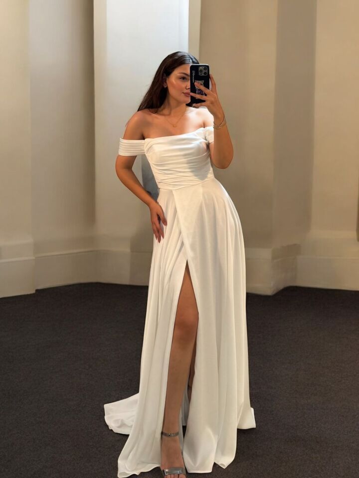 Nuvya Akıcı Saten Düşük Omuzlu Beyaz Renk Yırtmaçlı Abiye Elbise 50